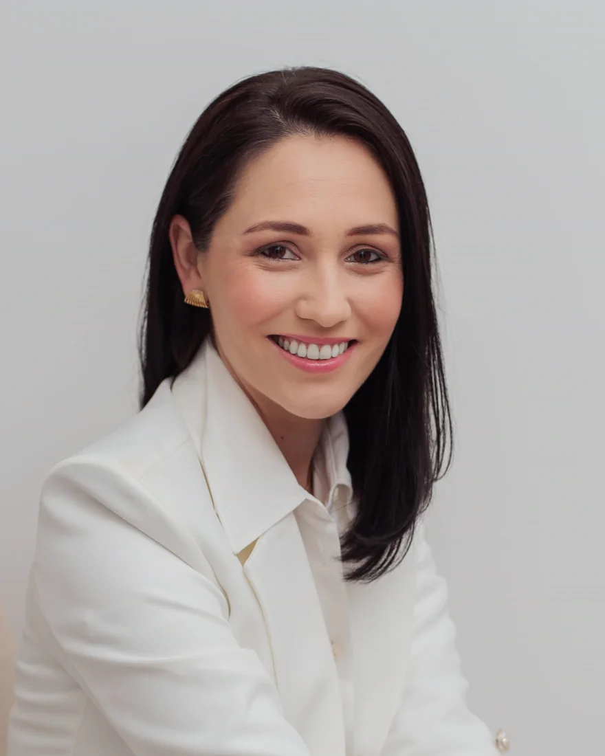 Andreia Lourenço, assessora de eventos, de terno branco