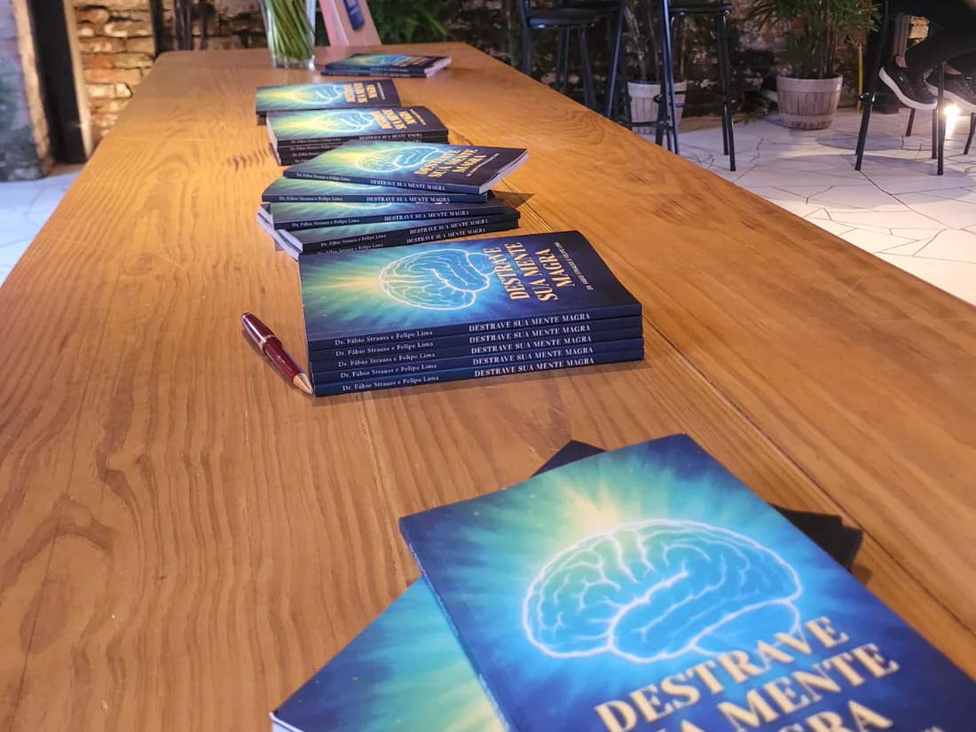 Mesa com exemplares do livro Destrave Sua Mente Magra no lançamento